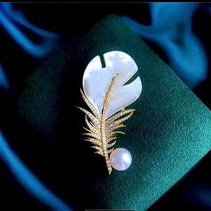 Rhinestone Feather Leaf Design Women’s Brooch